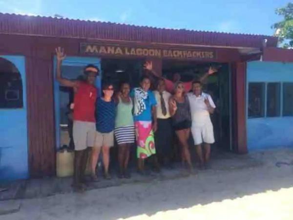 Вилла Mana Lagoon Backpackers Экстерьер фото